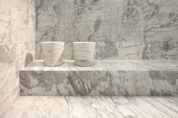 Material design > cavità di pietra e continuità spaziale. <br> l ... Bagno in marmo